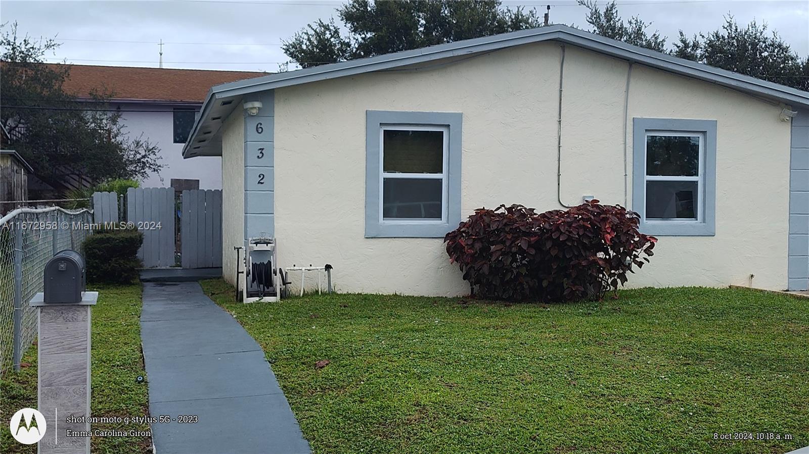 a view of a house with backyard and garden