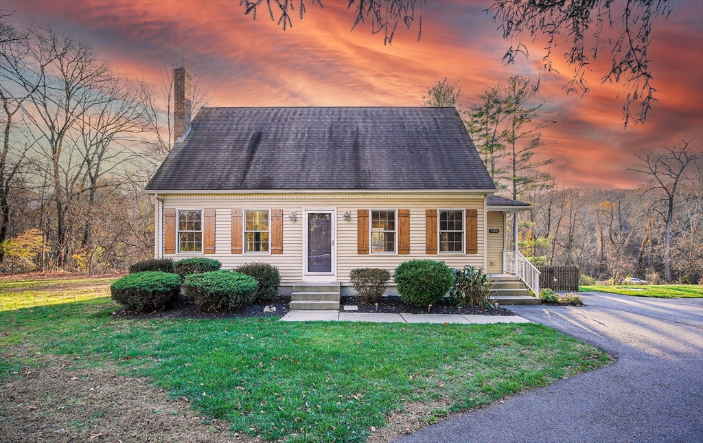 a view of a house with backyard and garden