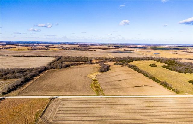 $372,000 | 700 West W Road | Blue Mound Township - Linn County