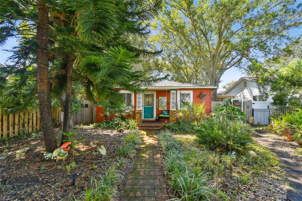 a view of a house with backyard and garden