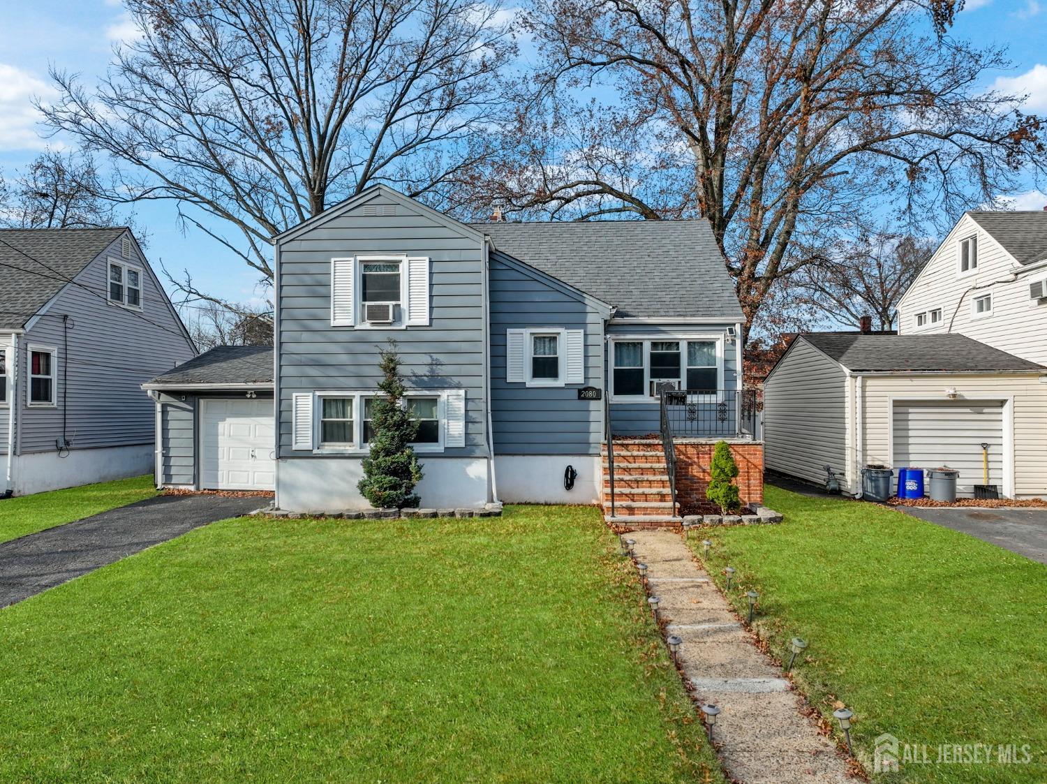 a view of a yard in front of house