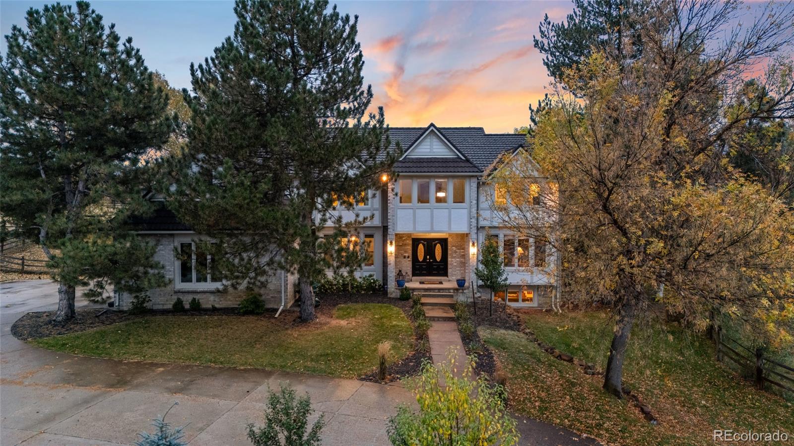 a view of a house with a yard