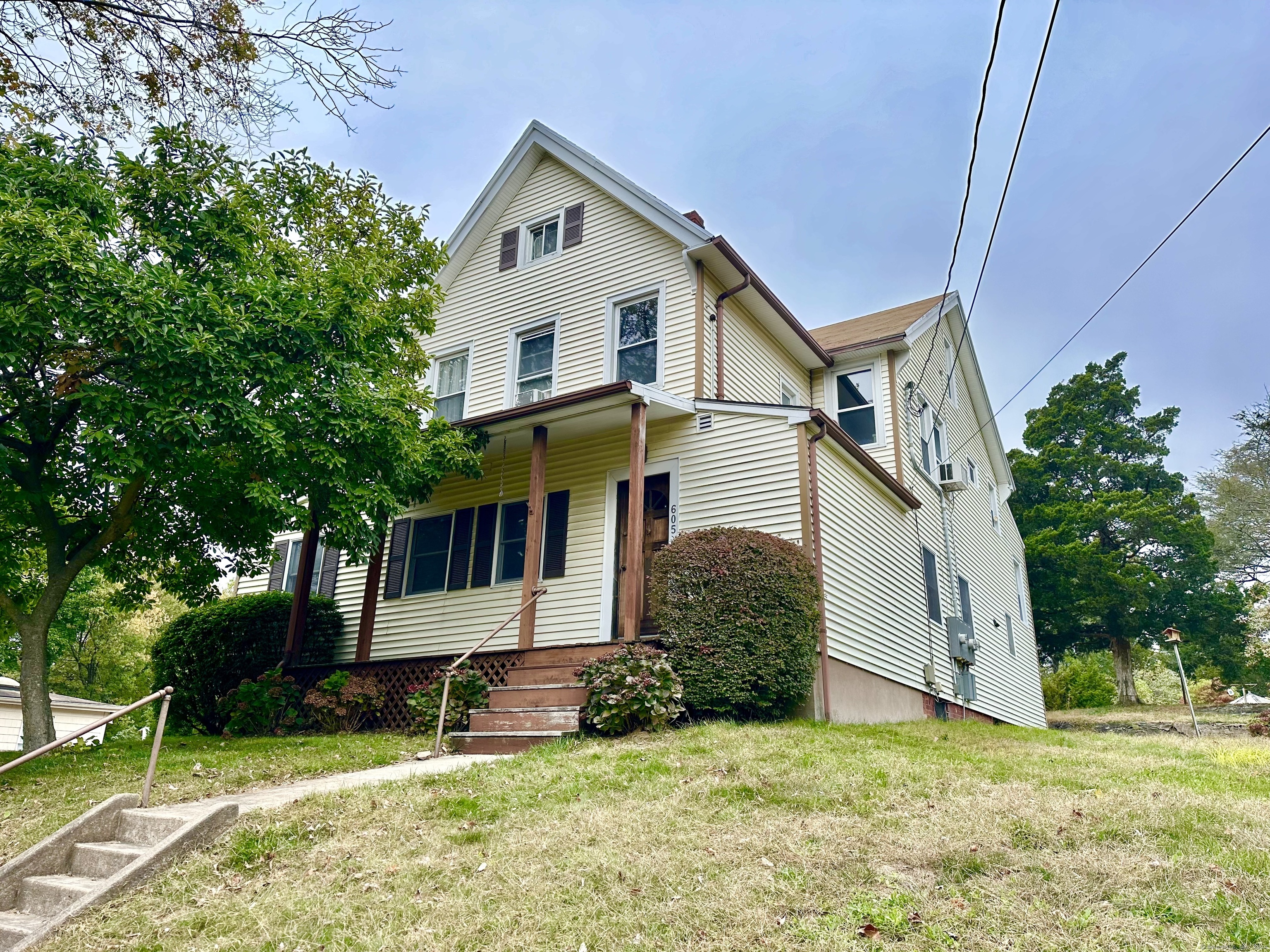 a view of a house with a yard