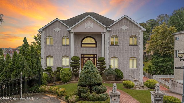 $2,299,000 | 40 Jenna Lane | Todt Hill