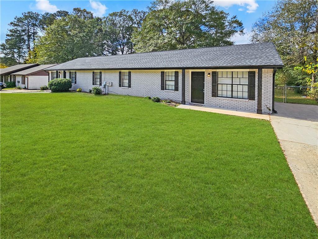 a view of a house with a backyard