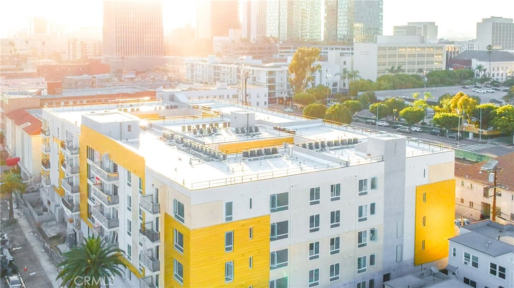 a view of residential buildings