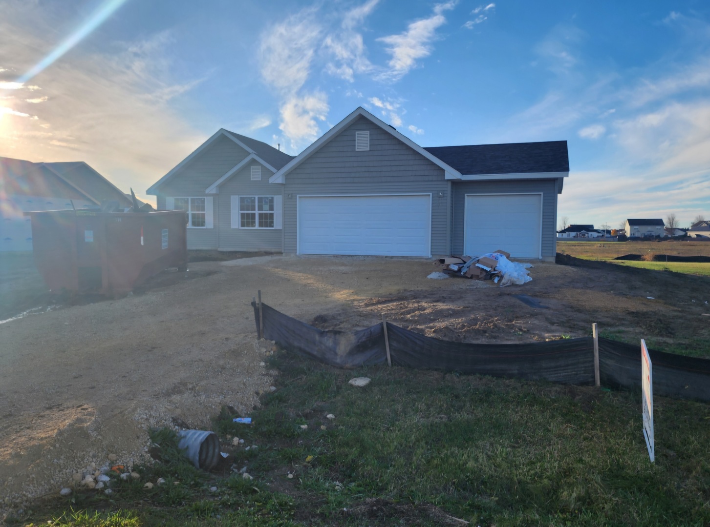 a view of a house with backyard and garden