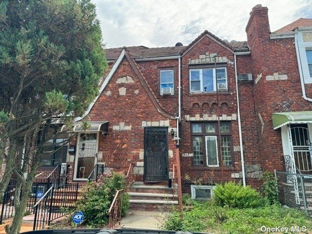 $550,000 | 225-06 Mentone Avenue | Laurelton