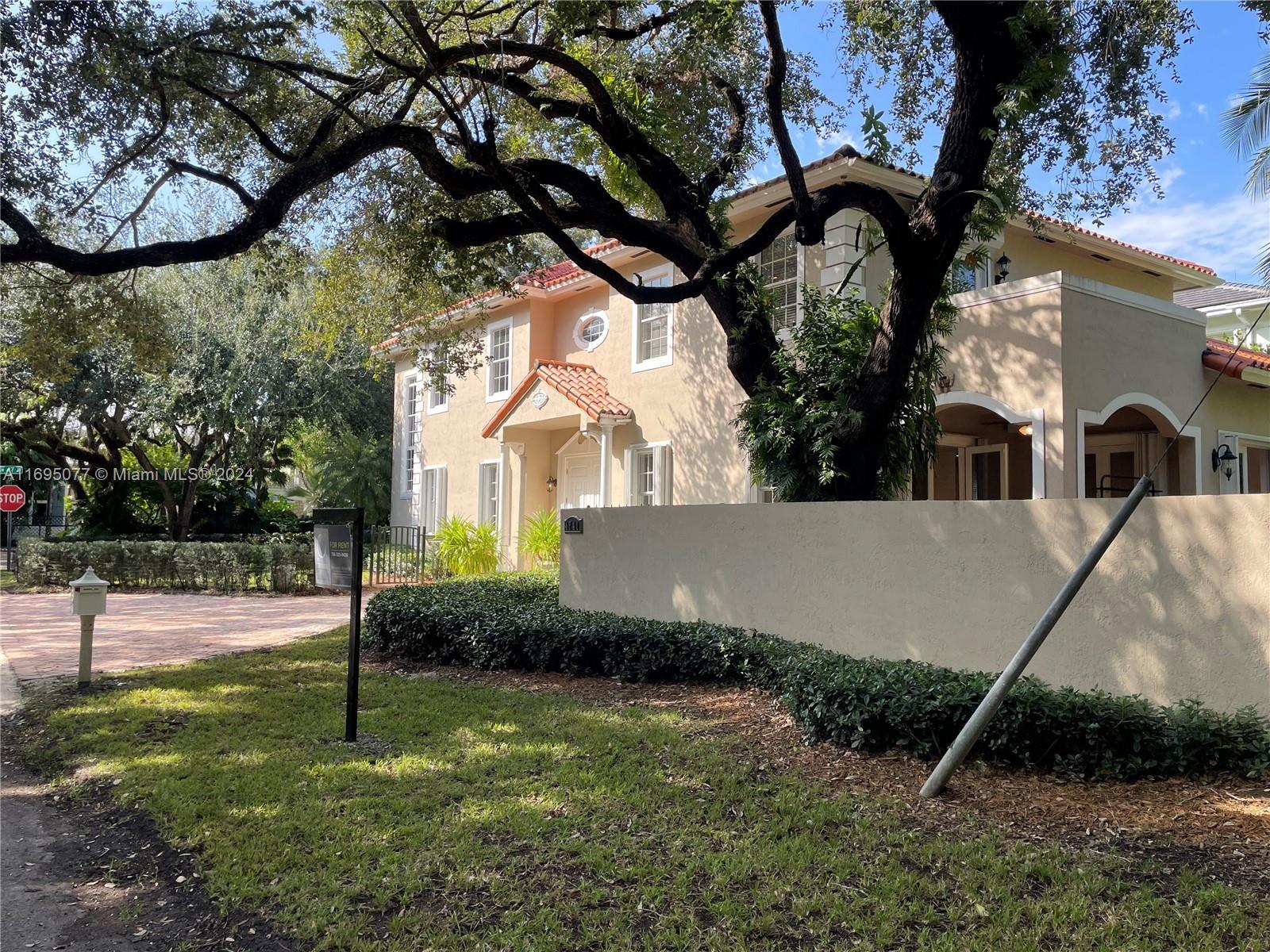 a view of a house with a backyard