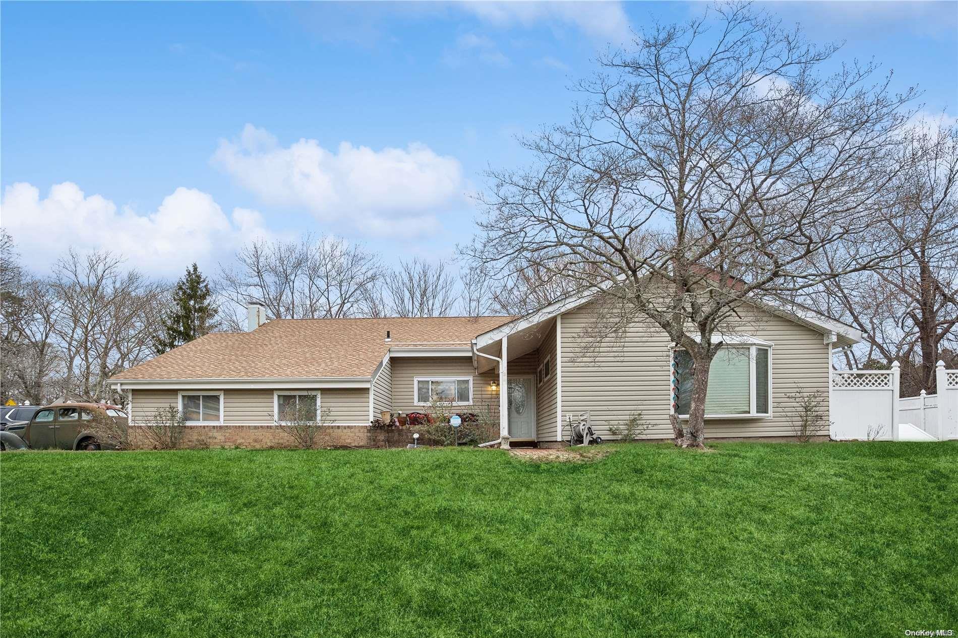 a view of a house with backyard