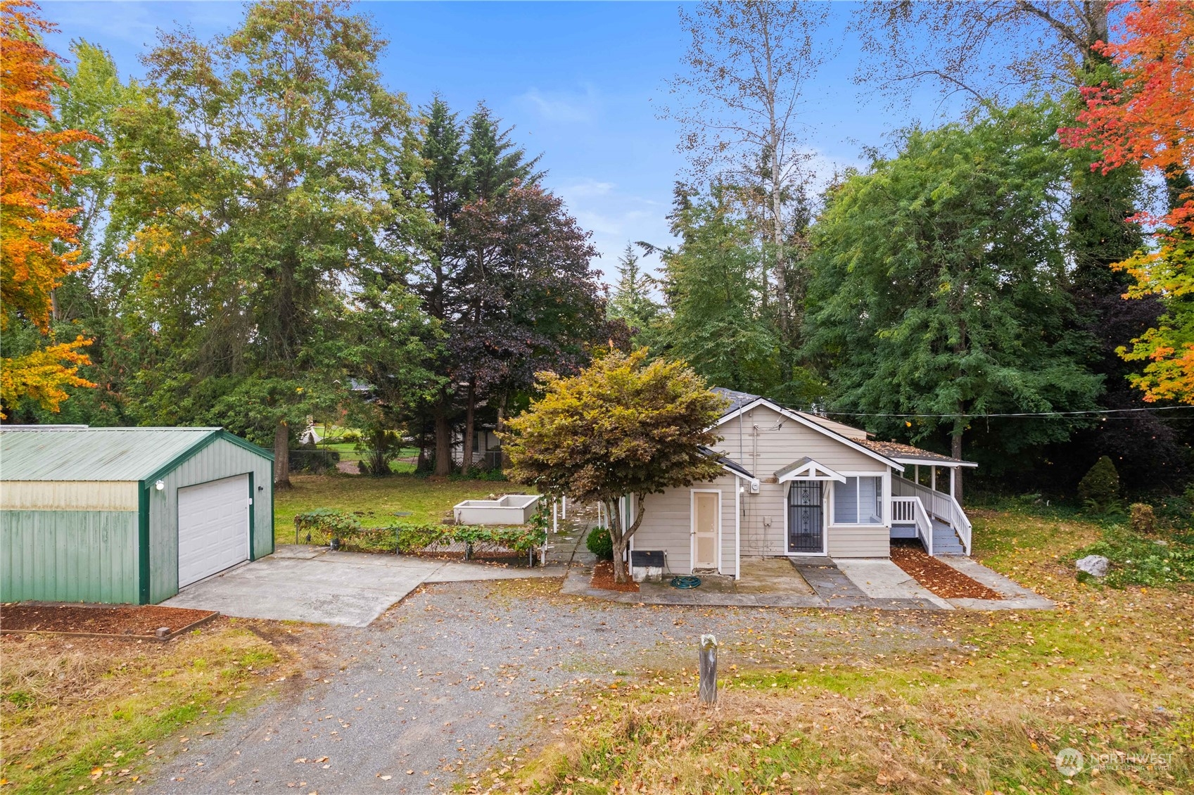 a view of a yard in front of house