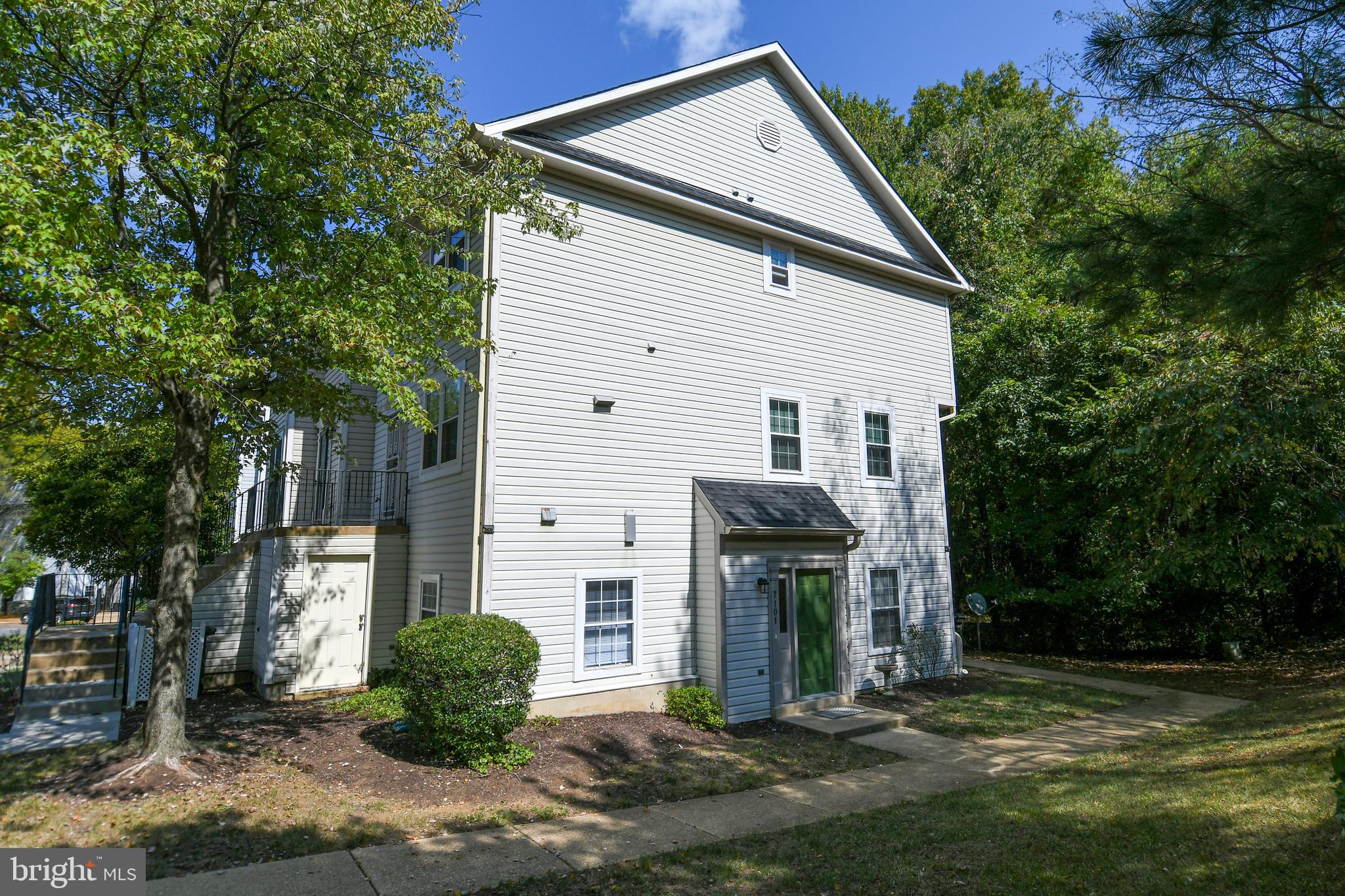 a view of a house with backyard and plants