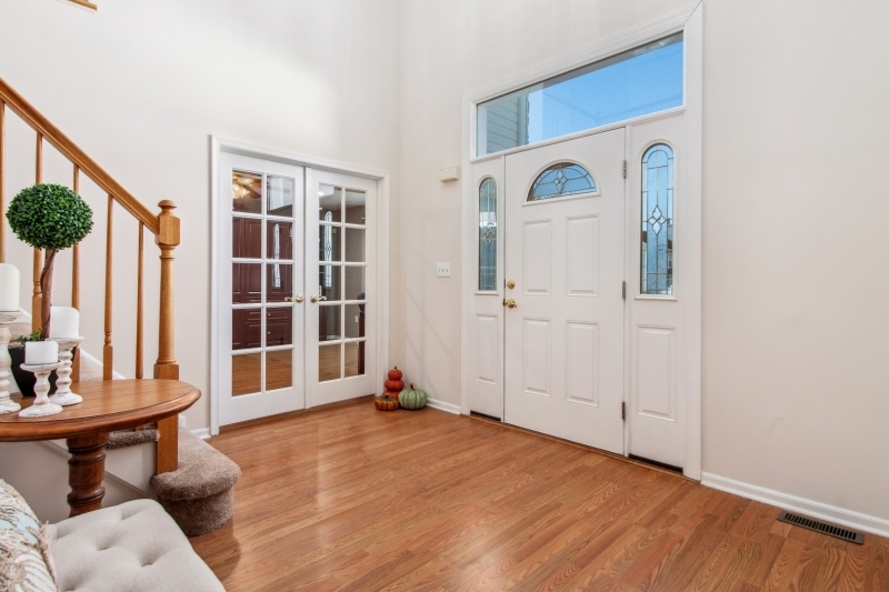 a view of a livingroom with furniture and entryway