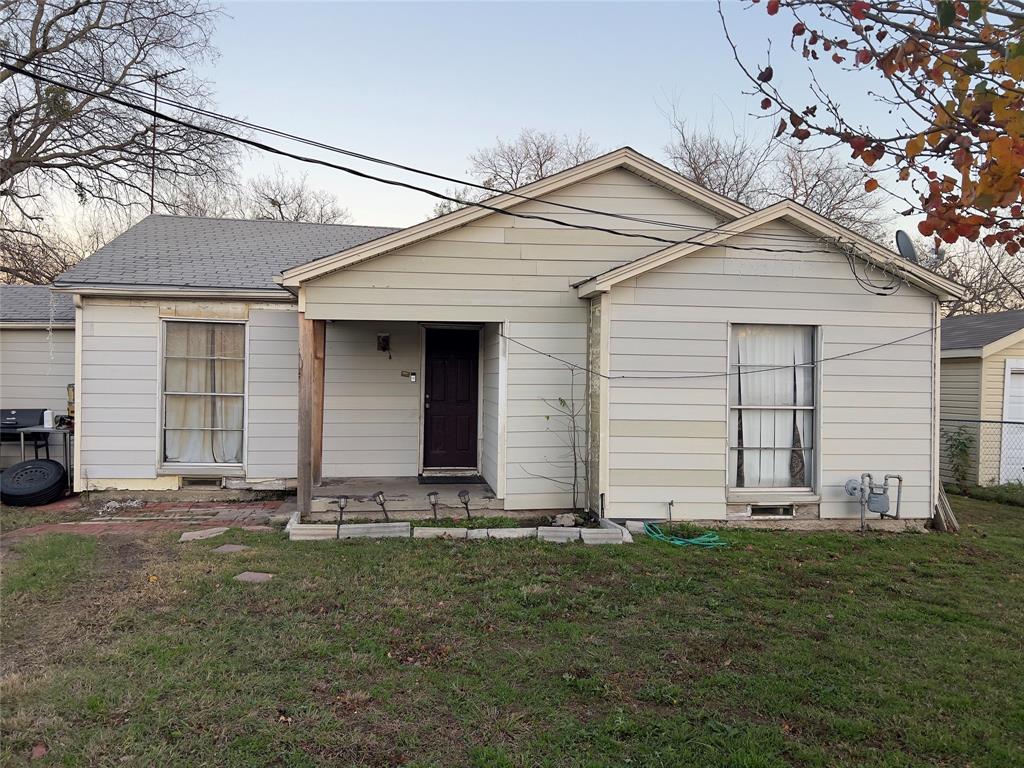 a view of a house with backyard