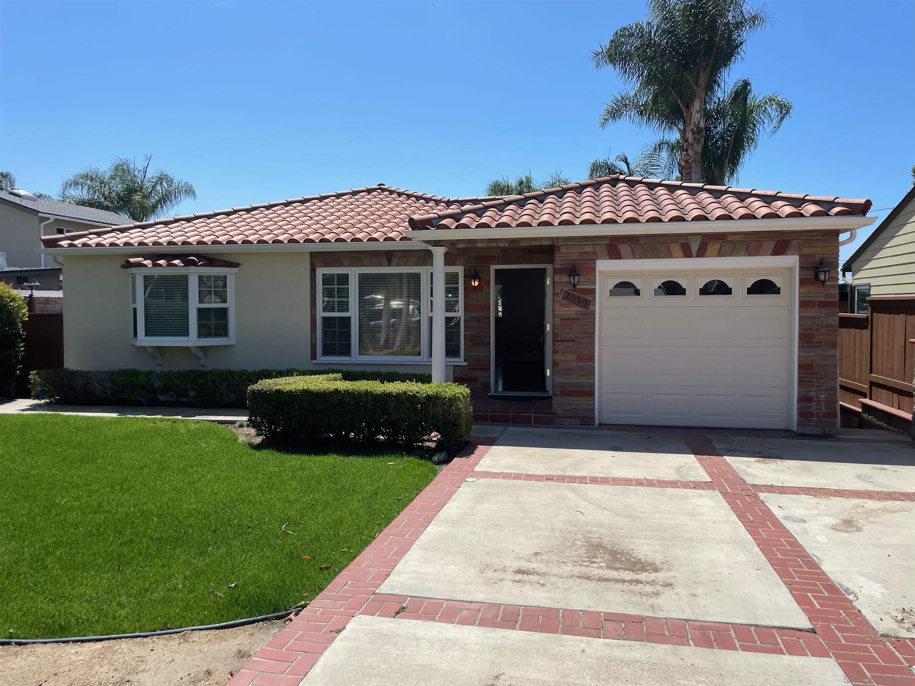 a view of a house with a yard