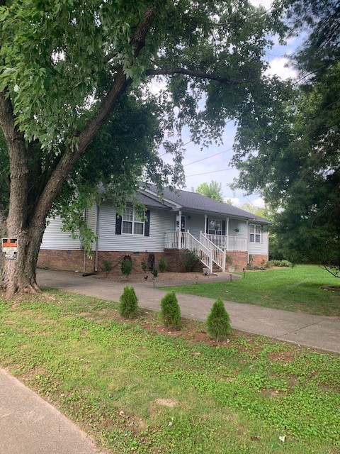 a view of a house with a yard