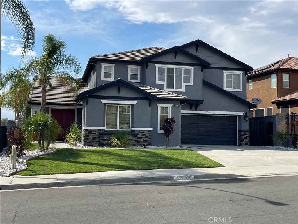 a view of a yard in front of a house