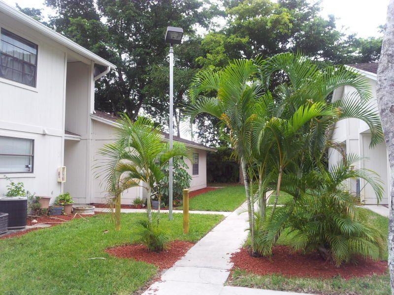 a view of a yard in front of house