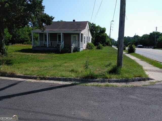 a view of a house with backyard and garden