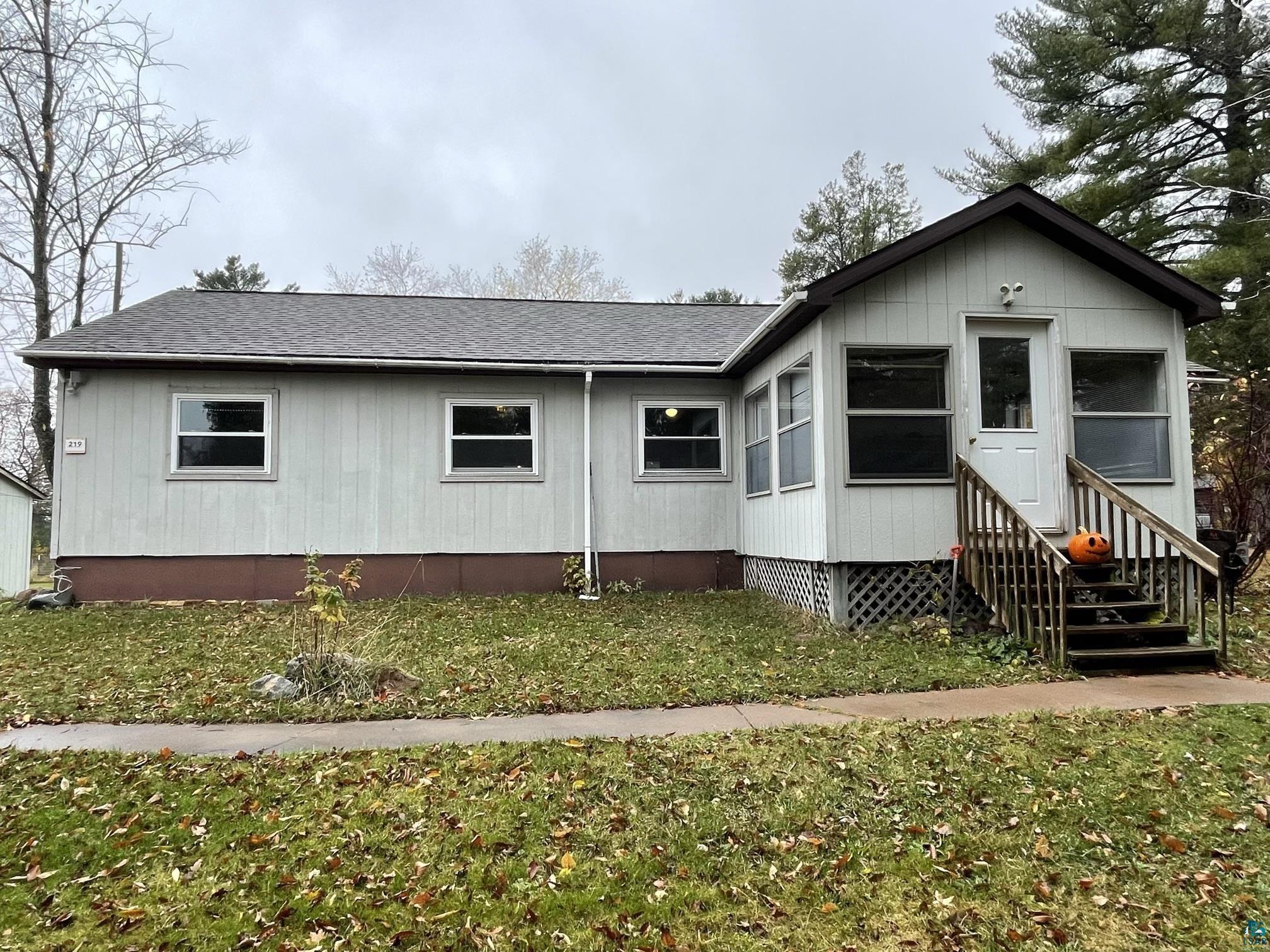 View of front of house featuring a front yard