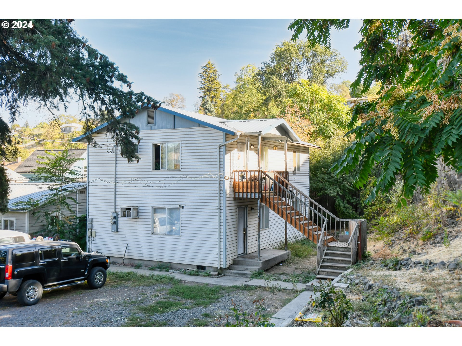 a view of a house with a back yard