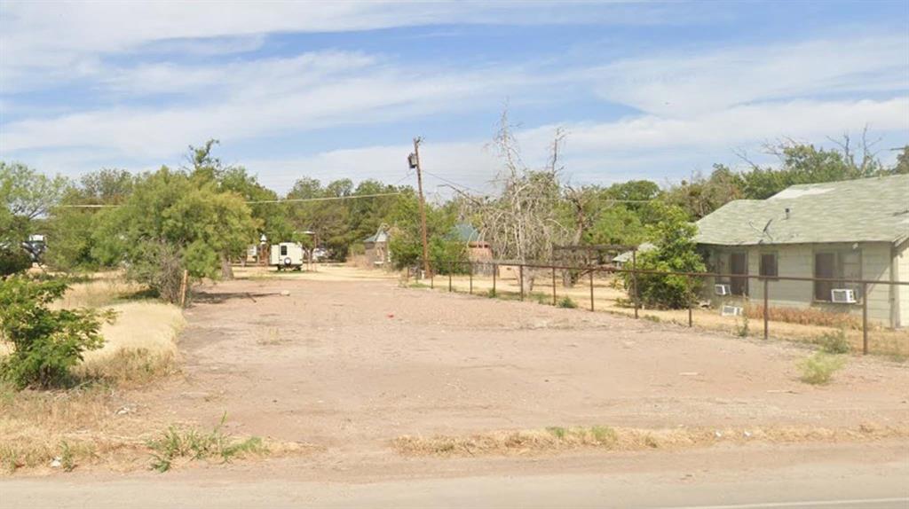 a view of a yard with a house