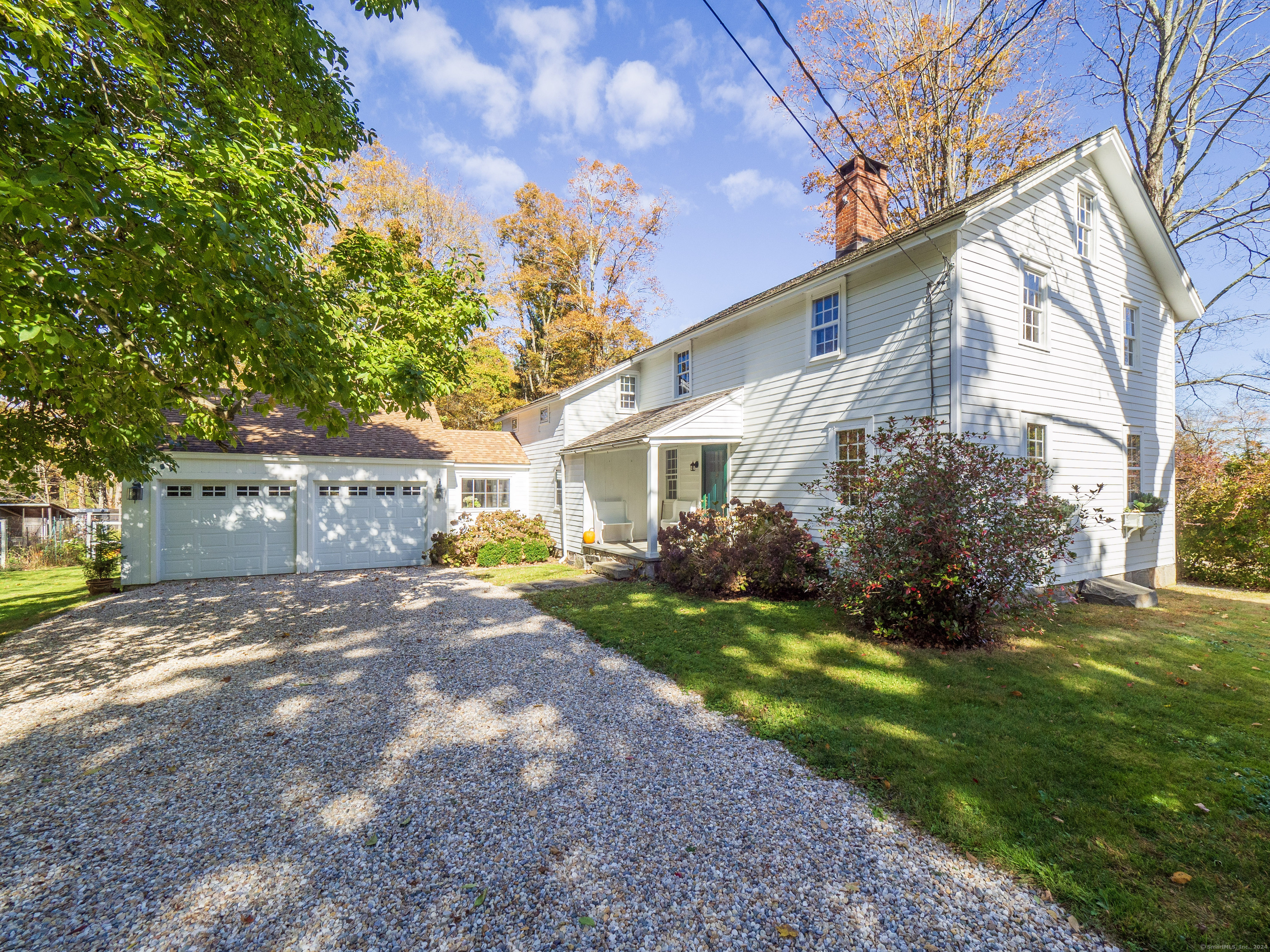 a view of a house with backyard and garden