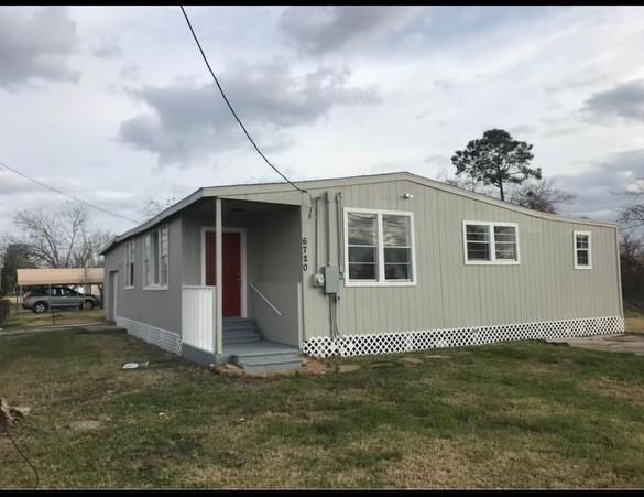 a view of a house with a yard