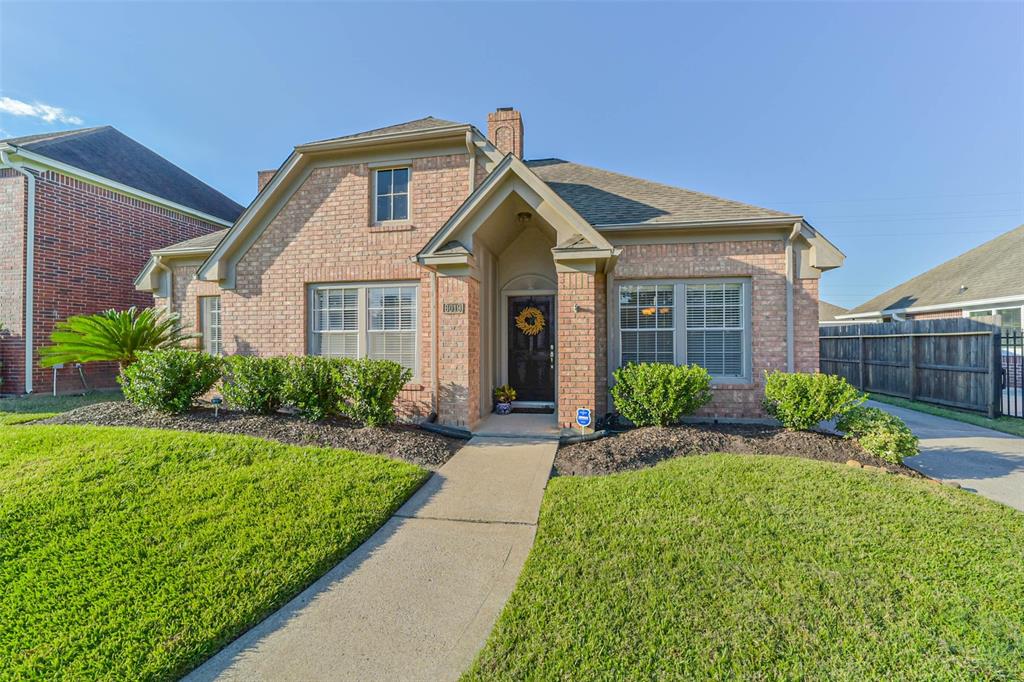 Gorgeous brick Perry home in well-established neighborhood of Atascocita Trails!