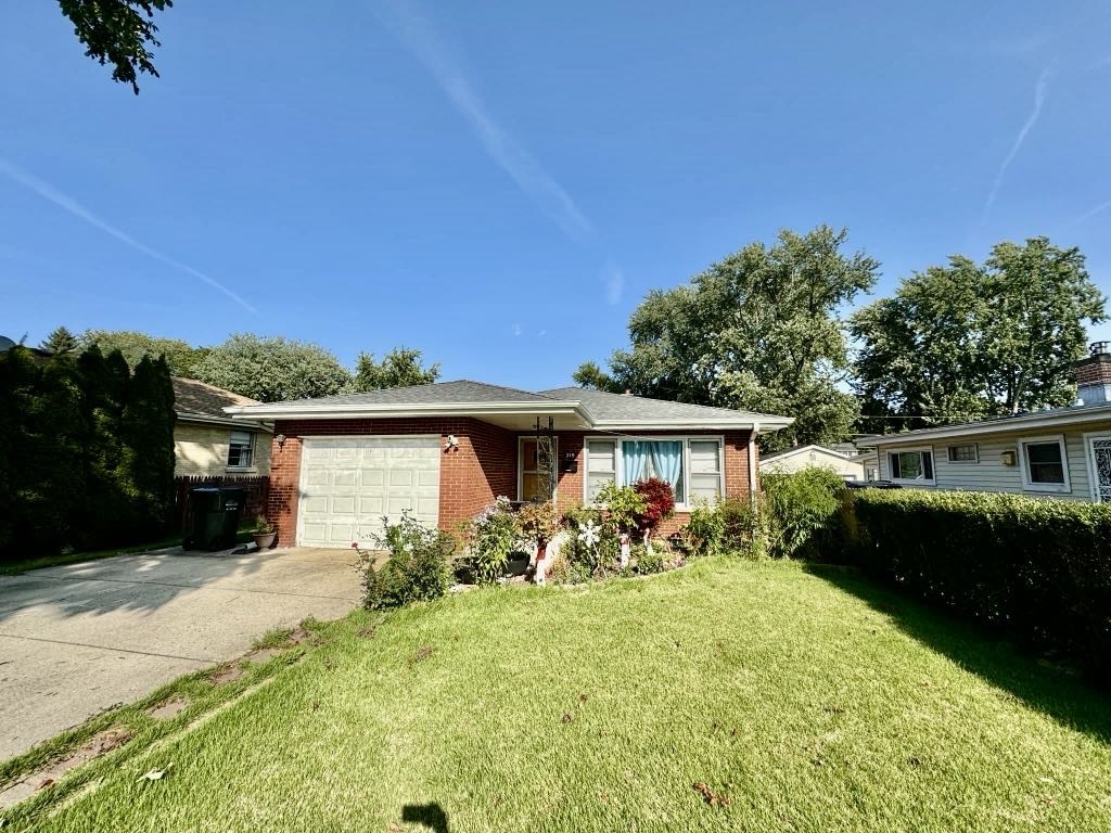 front view of house with a yard