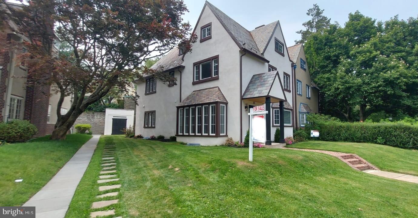 a view of a yard in front of house