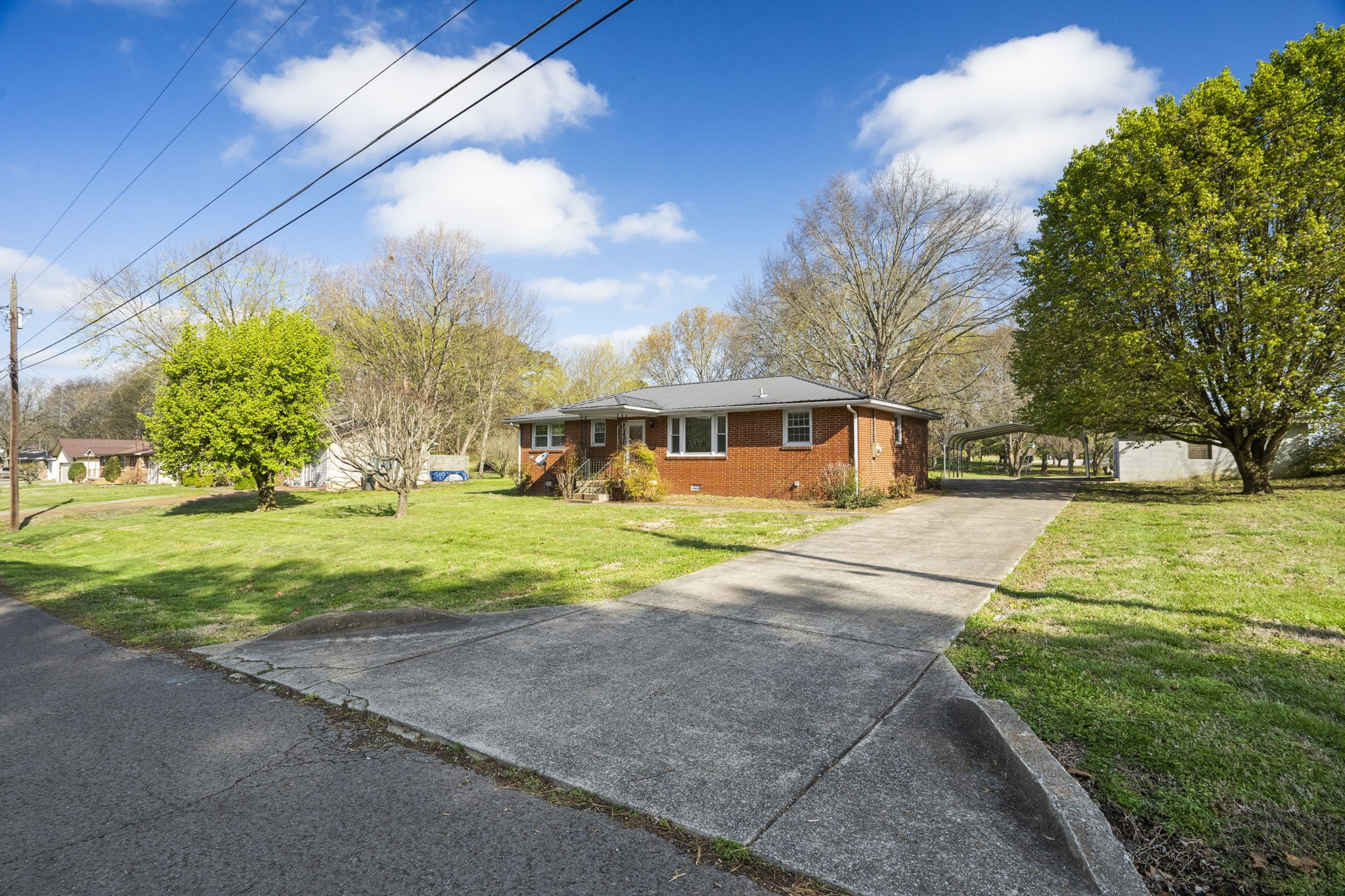 a view of a house with a yard