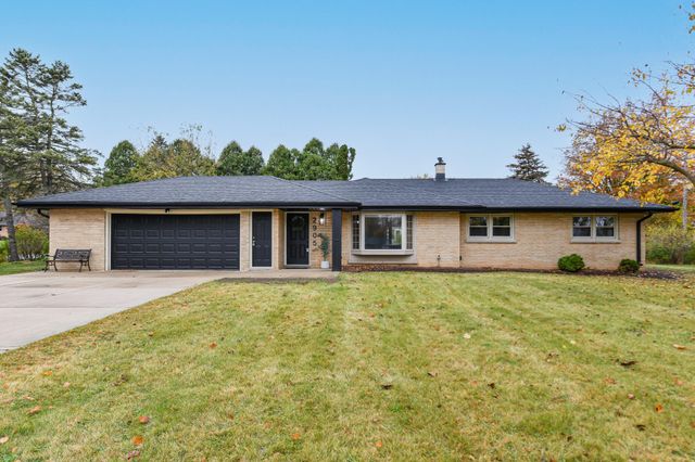 $499,900 | 2905 Burlawn Parkway | Brookfield