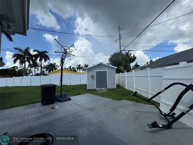 a view of a backyard