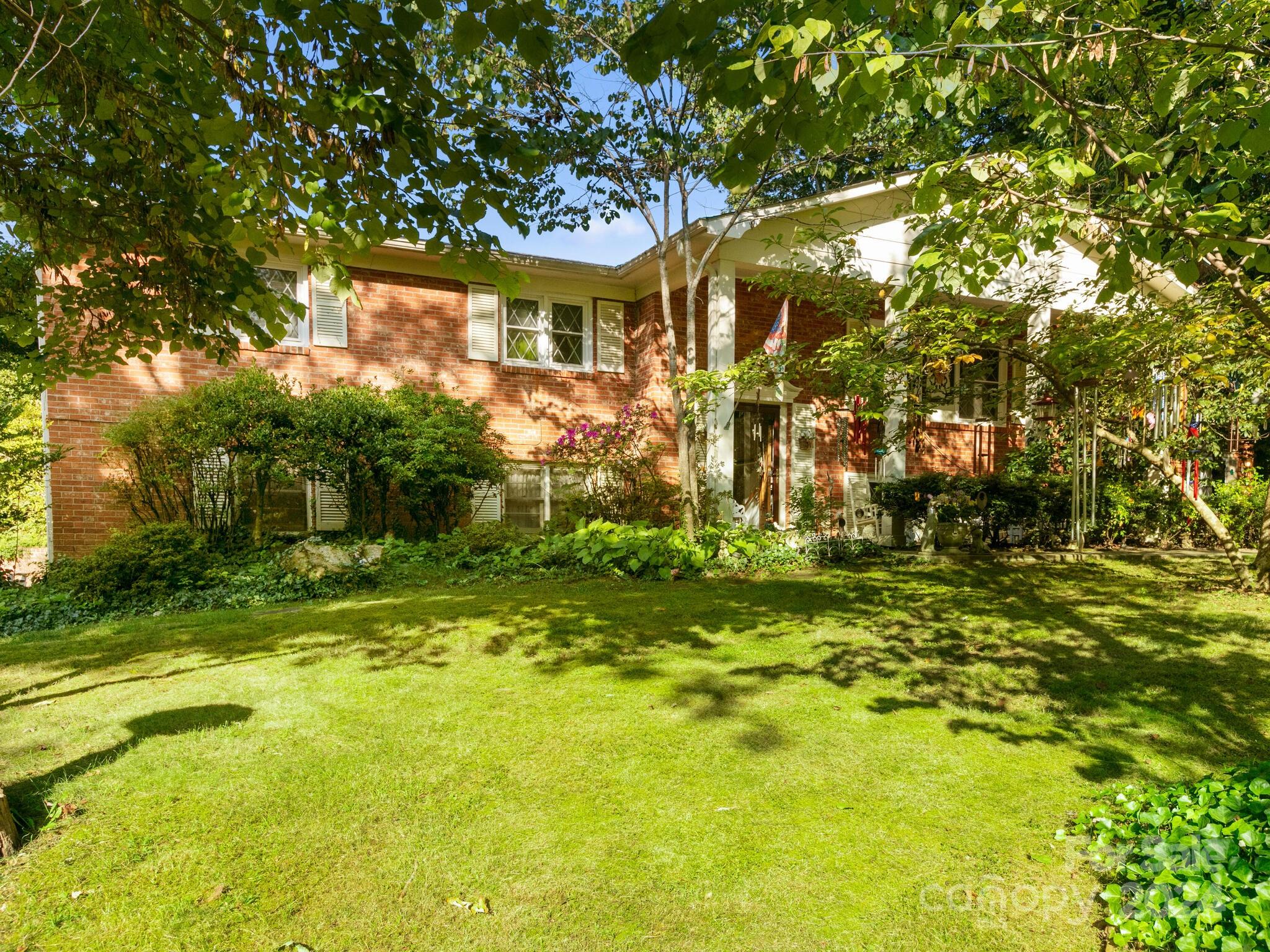 a view of house with a big yard