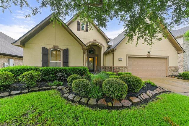 $525,000 | 1543 Garden Lakes Drive | Friendswood Lakes