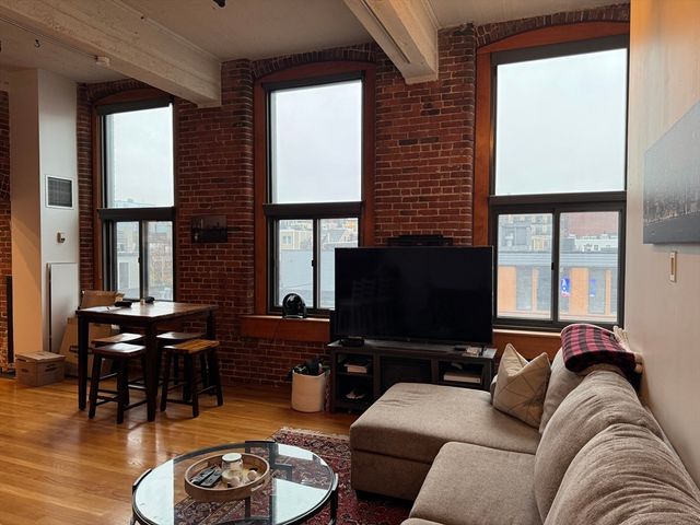 $3,600 | 320 West 2nd Street, Unit 409 | South Boston Waterfront