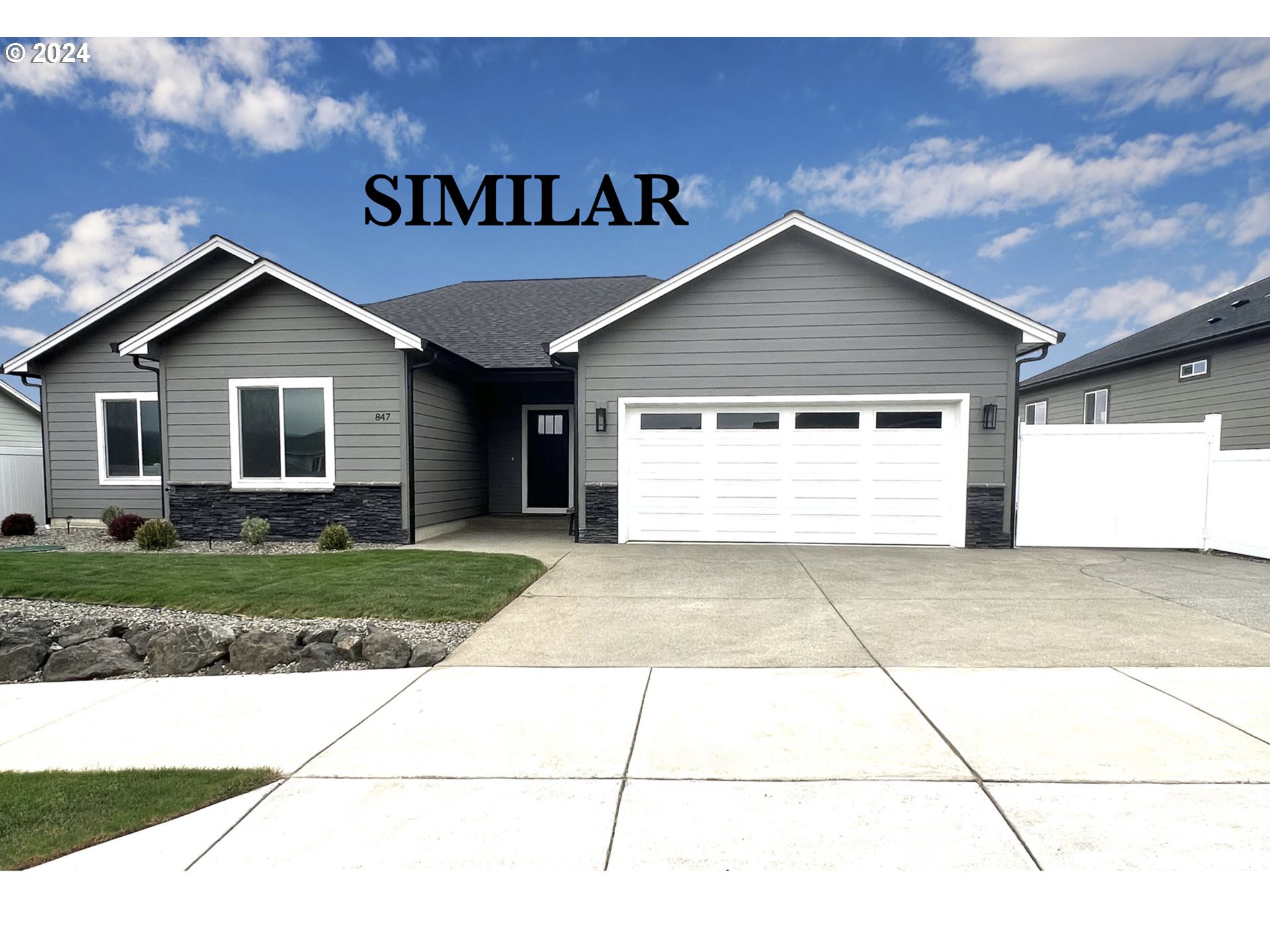 a view of a house with a yard and garage