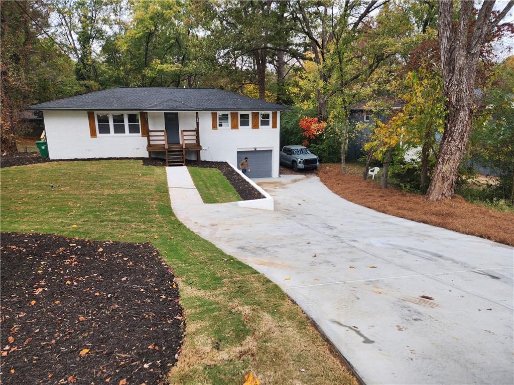 a view of a house with a yard