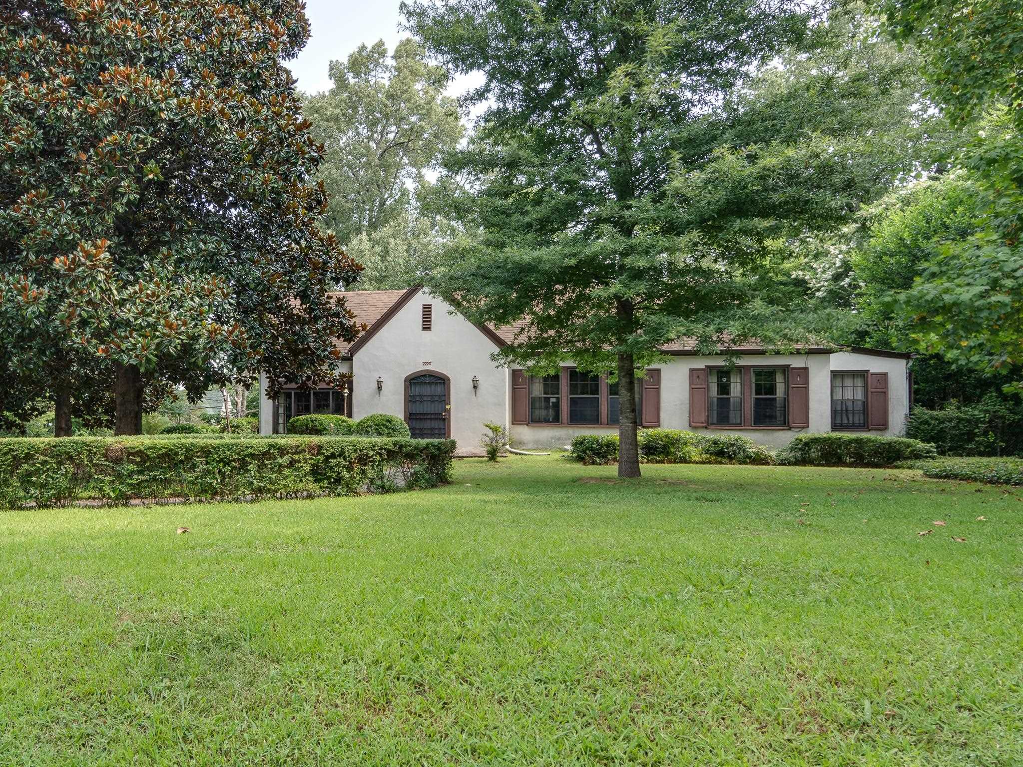 View of front of home featuring a front yard