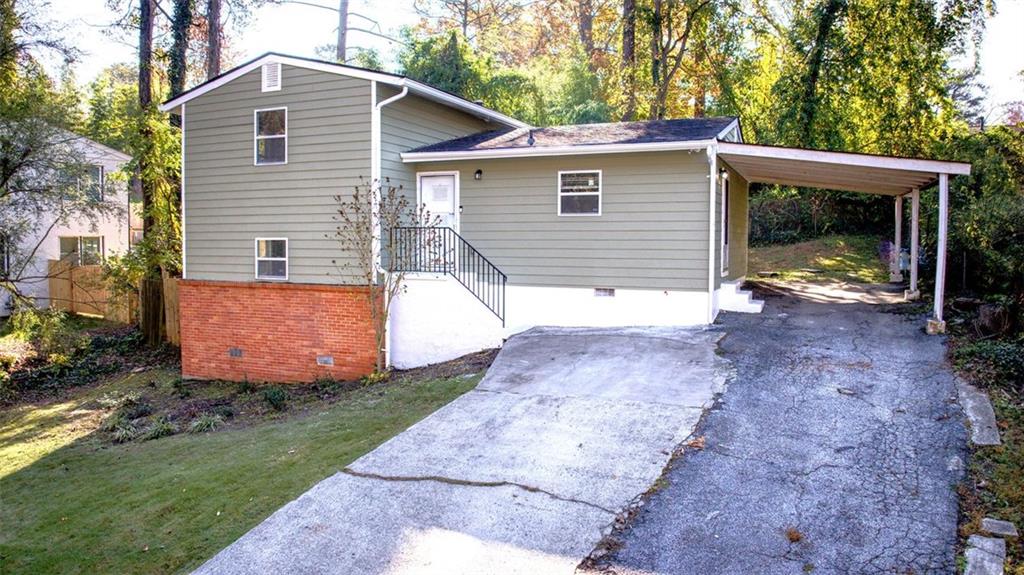 a view of a house with backyard and garden