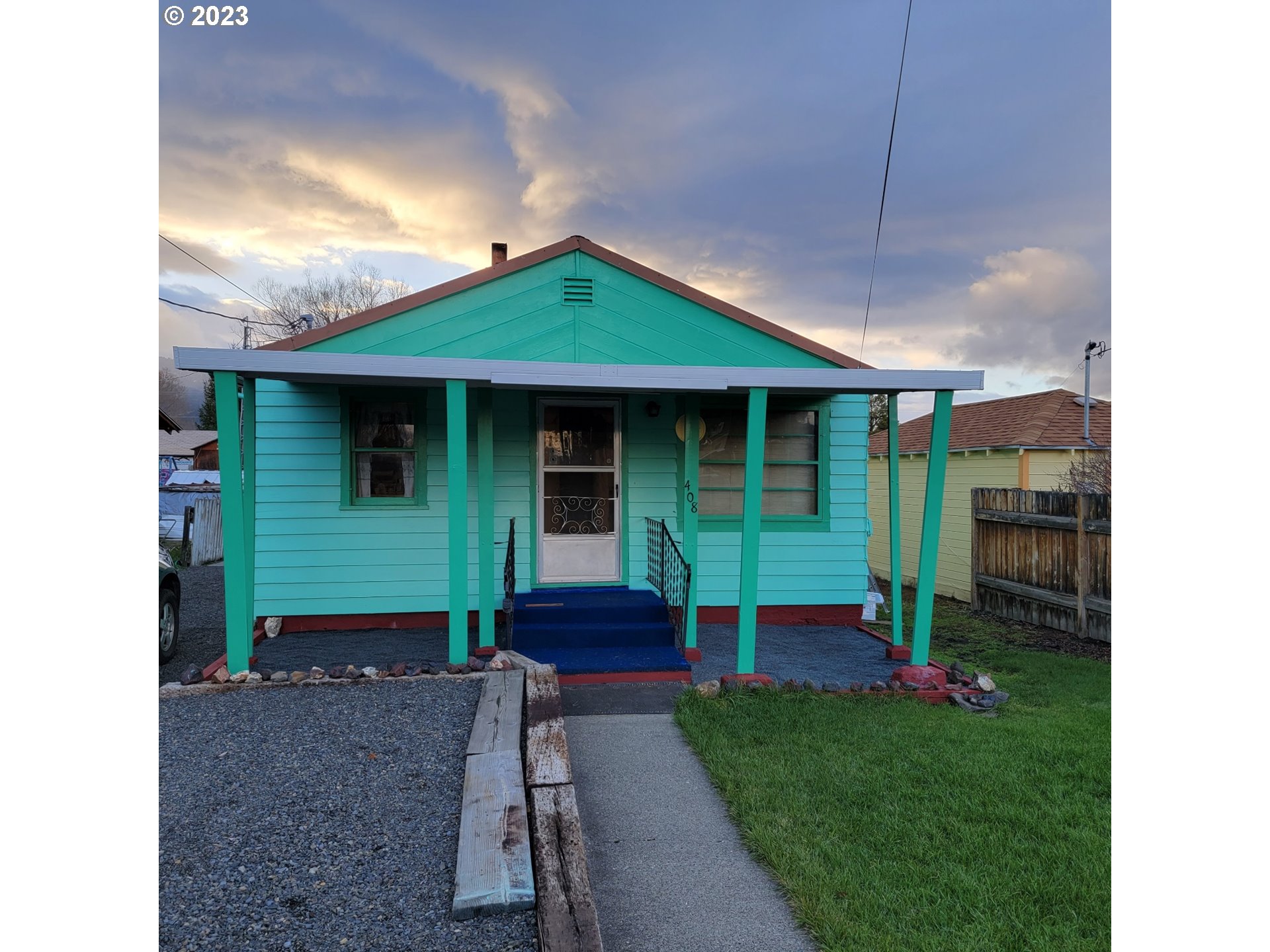 a view of a house with a backyard