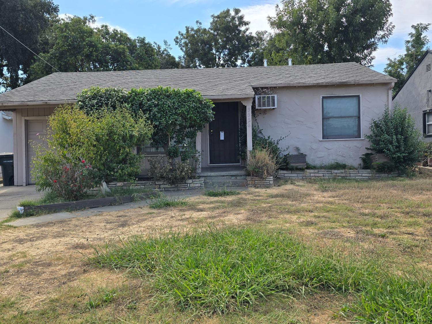 a view of a house with backyard and garden