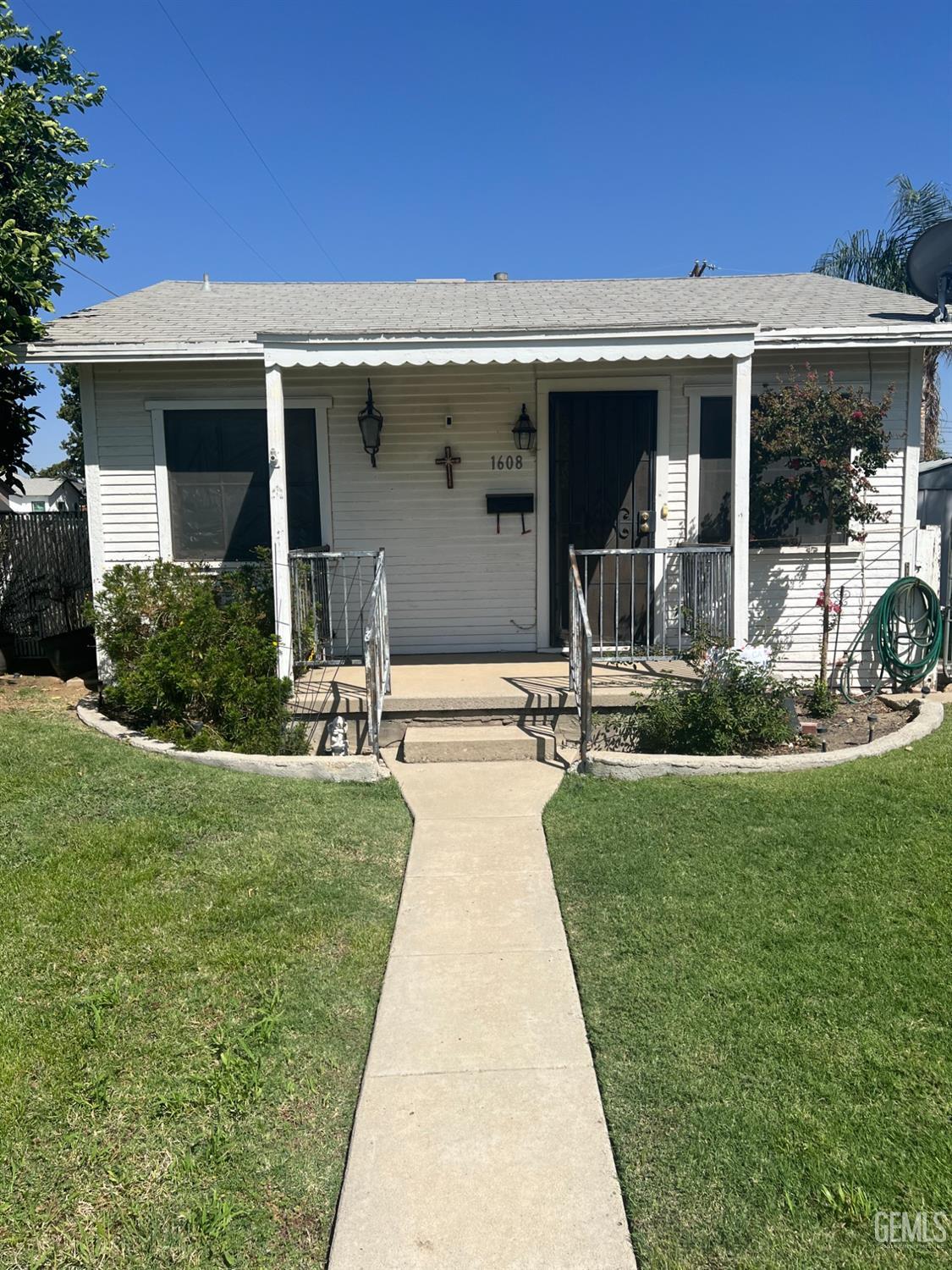 a view of a house with garden and yard