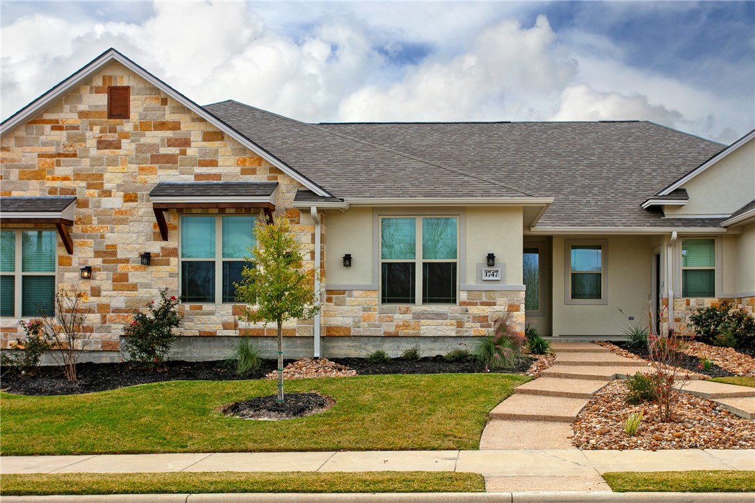 View of front facade featuring a front lawn