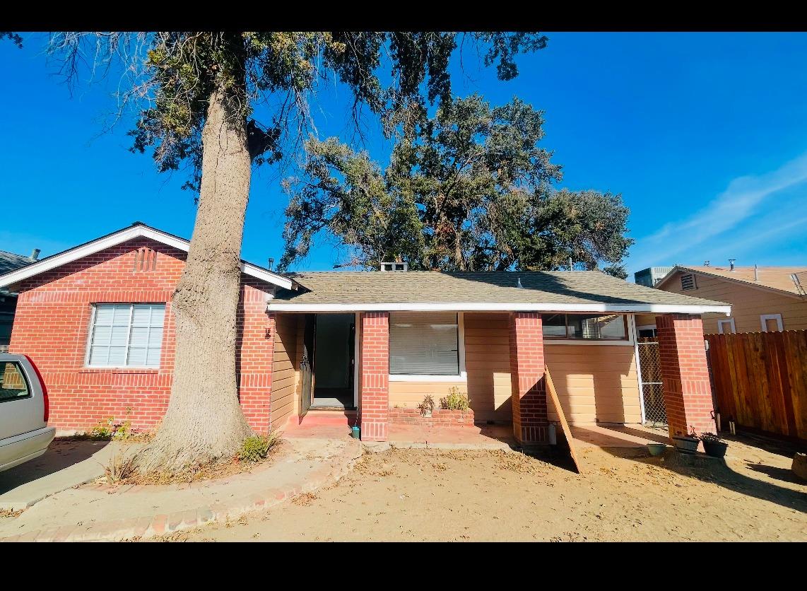 a view of a house with backyard