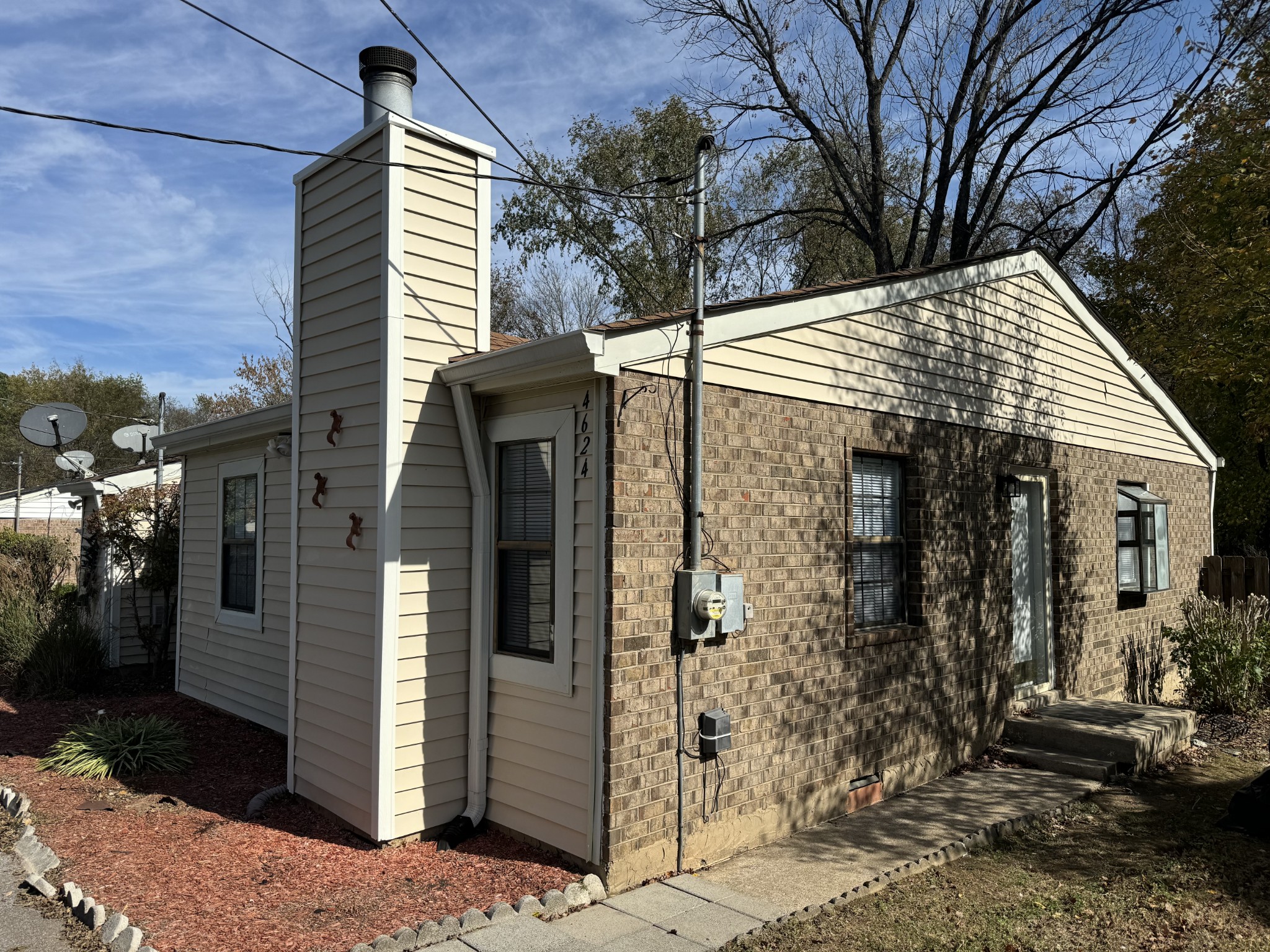 a view of a house with a yard