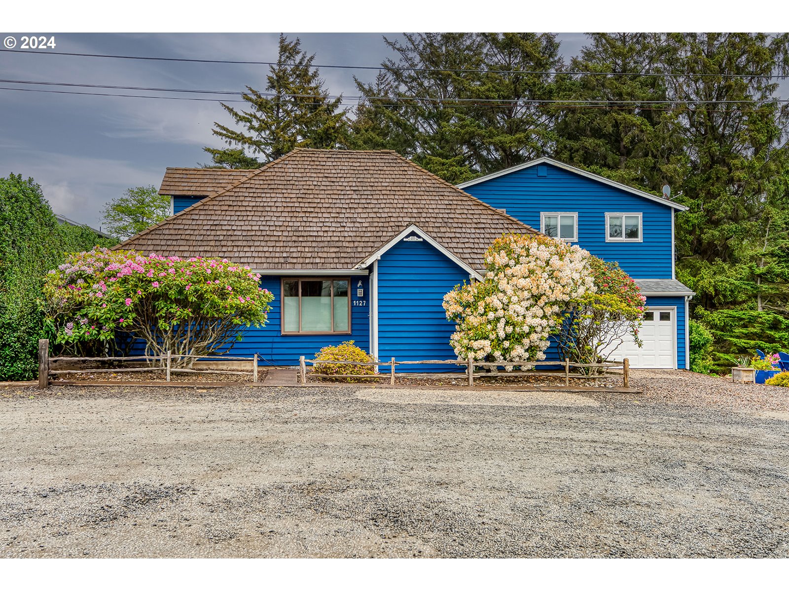 a view of front of a house with a yard