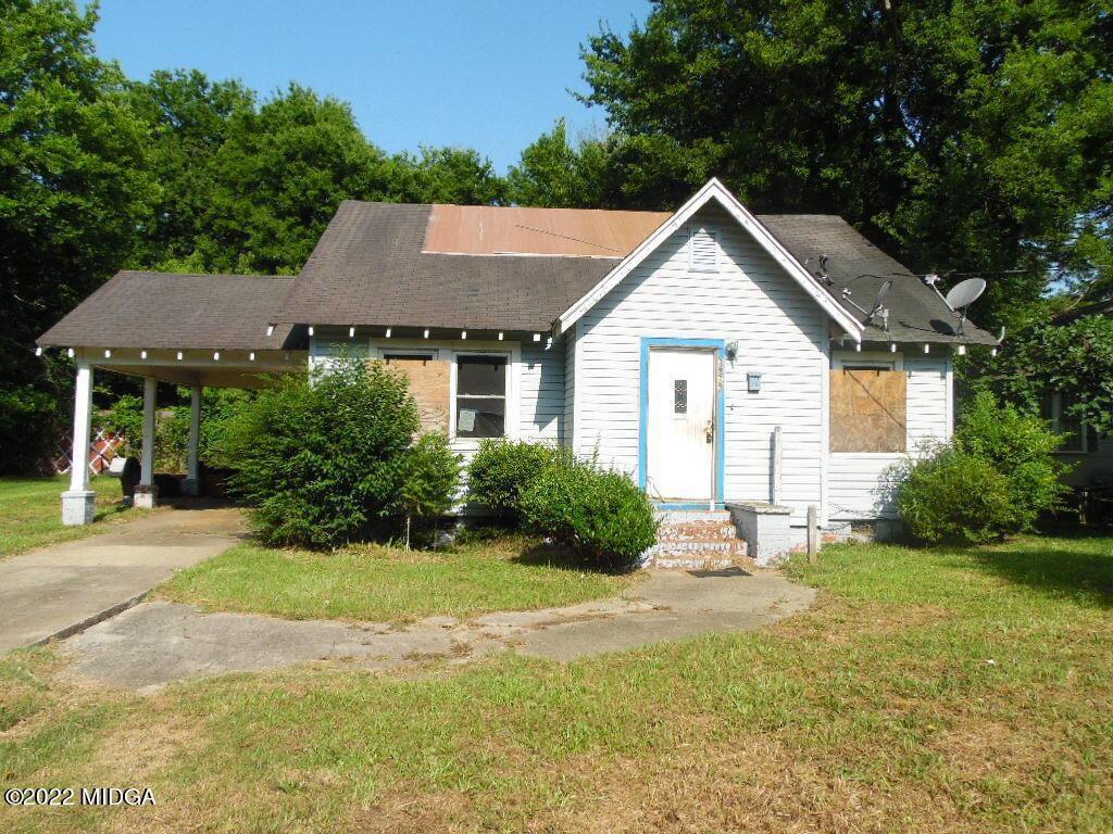 a view of a house with yard and plants