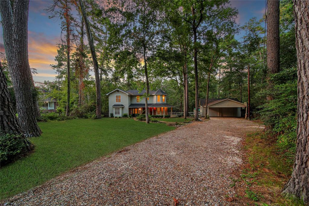 a view of a house with backyard and garden